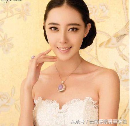 翡翠飘花手镯b,2万左右糯种绿飘花手镯-第3张图片-翡翠网 翡翠飘花手镯b,2万左右糯种绿飘花手镯-第3张图片-翡翠网