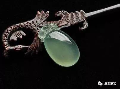 原石做的翡翠手镯有点裂,春色翡翠原石裂多吗-第1张图片-翡翠网 原石做的翡翠手镯有点裂,春色翡翠原石裂多吗-第1张图片-翡翠网