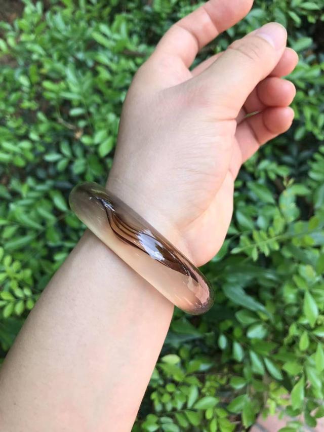 玉翡翠玛瑙手镯戴哪只手好翡翠手镯戴哪个手比较好-第1张图片-翡翠网