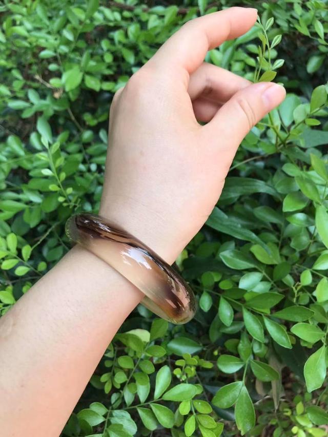 玉翡翠玛瑙手镯戴哪只手好翡翠手镯戴哪个手比较好-第2张图片-翡翠网