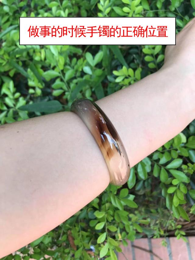 玉翡翠玛瑙手镯戴哪只手好翡翠手镯戴哪个手比较好-第3张图片-翡翠网