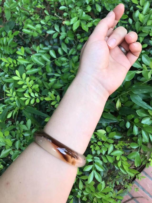 玉翡翠玛瑙手镯戴哪只手好翡翠手镯戴哪个手比较好-第4张图片-翡翠网