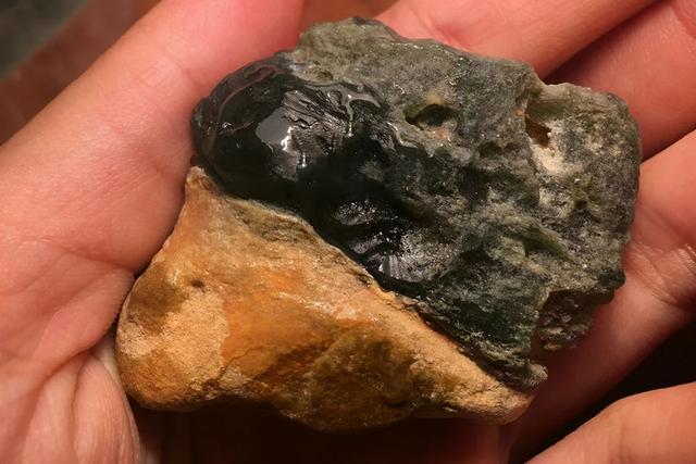 河边捡到翡翠原石切开河边能捡到玉石吗-第1张图片-翡翠网 河边捡到翡翠原石切开河边能捡到玉石吗-第1张图片-翡翠网