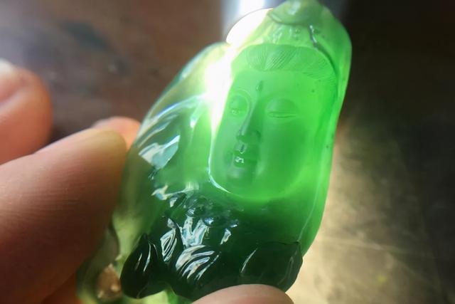 河边捡到翡翠原石切开河边能捡到玉石吗-第8张图片-翡翠网 河边捡到翡翠原石切开河边能捡到玉石吗-第8张图片-翡翠网