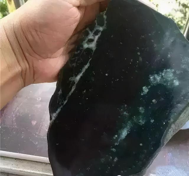 河边捡到翡翠原石切开河边能捡到玉石吗-第11张图片-翡翠网 河边捡到翡翠原石切开河边能捡到玉石吗-第11张图片-翡翠网