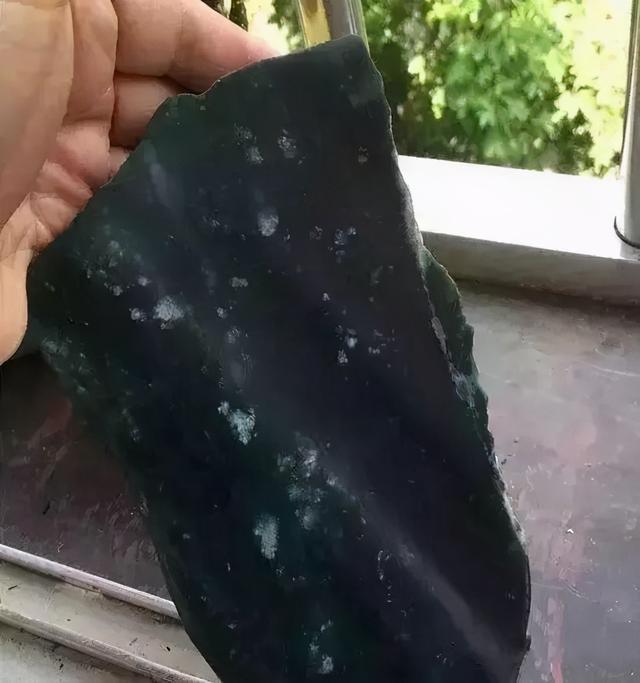 河边捡到翡翠原石切开河边能捡到玉石吗-第13张图片-翡翠网 河边捡到翡翠原石切开河边能捡到玉石吗-第13张图片-翡翠网