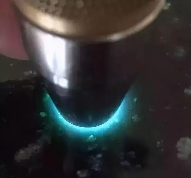 河边捡到翡翠原石切开河边能捡到玉石吗-第16张图片-翡翠网 河边捡到翡翠原石切开河边能捡到玉石吗-第16张图片-翡翠网