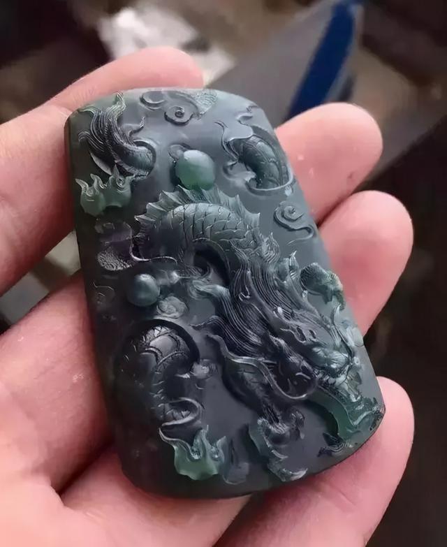 河边捡到翡翠原石切开河边能捡到玉石吗-第23张图片-翡翠网 河边捡到翡翠原石切开河边能捡到玉石吗-第23张图片-翡翠网