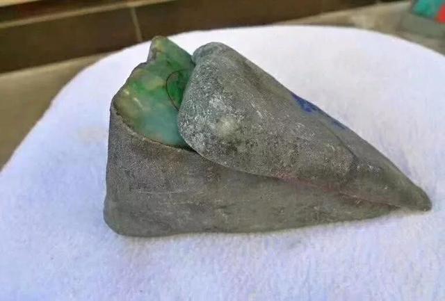 绿色冰种翡翠手镯,糯冰种翡翠值钱吗-第1张图片-翡翠网 绿色冰种翡翠手镯,糯冰种翡翠值钱吗-第1张图片-翡翠网