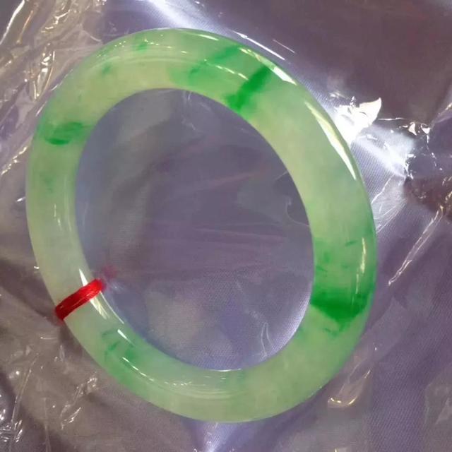 绿色冰种翡翠手镯,糯冰种翡翠值钱吗-第5张图片-翡翠网 绿色冰种翡翠手镯,糯冰种翡翠值钱吗-第5张图片-翡翠网