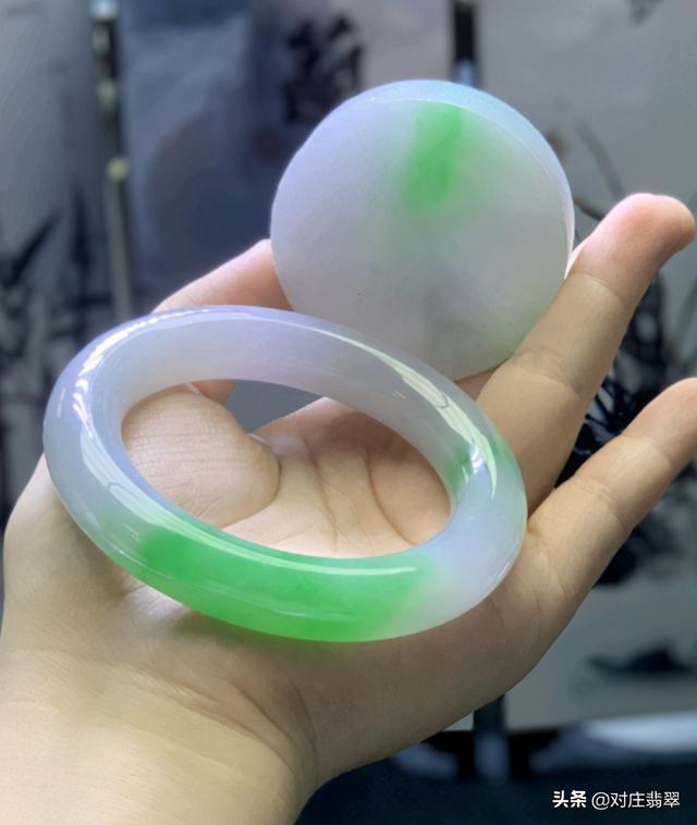 四千左右的白底青翡翠手镯,白底青手镯3万一个怎么样-第5张图片-翡翠网