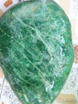 捡到翡翠原石要上交吗翡翠原石裂纹-第9张图片-翡翠网 捡到翡翠原石要上交吗翡翠原石裂纹-第9张图片-翡翠网