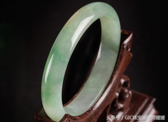 女人带翡翠手镯怎么戴翡翠手镯-第1张图片-翡翠网 女人带翡翠手镯怎么戴翡翠手镯-第1张图片-翡翠网