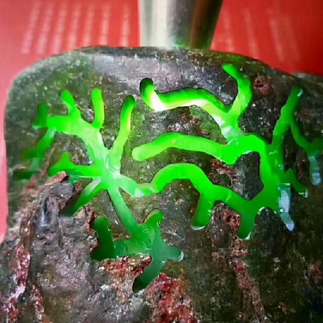 莫湾基翡翠原石特点莫湾基原石皮壳大全-第7张图片-翡翠网 莫湾基翡翠原石特点莫湾基原石皮壳大全-第7张图片-翡翠网