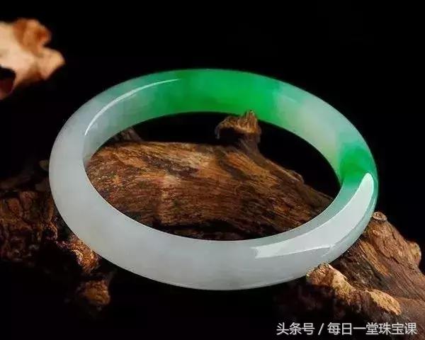翡翠中带黄点好不好,翡翠手镯会变色吗-第4张图片-翡翠网 翡翠中带黄点好不好,翡翠手镯会变色吗-第4张图片-翡翠网
