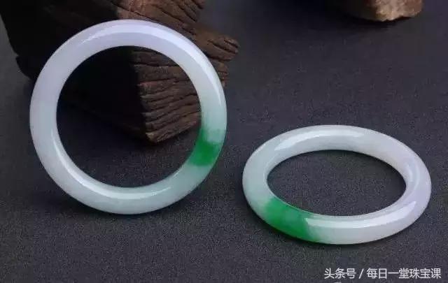 翡翠中带黄点好不好,翡翠手镯会变色吗-第6张图片-翡翠网 翡翠中带黄点好不好,翡翠手镯会变色吗-第6张图片-翡翠网
