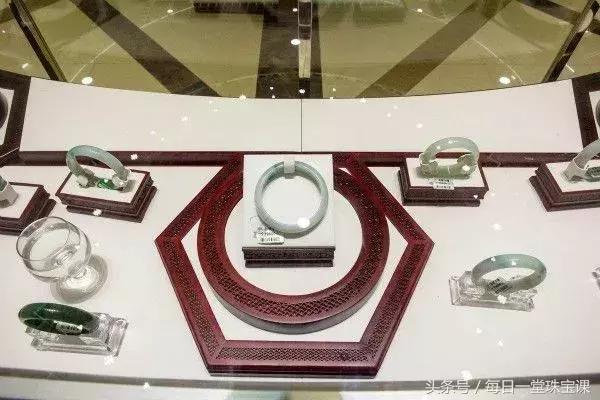 翡翠中带黄点好不好,翡翠手镯会变色吗-第9张图片-翡翠网 翡翠中带黄点好不好,翡翠手镯会变色吗-第9张图片-翡翠网