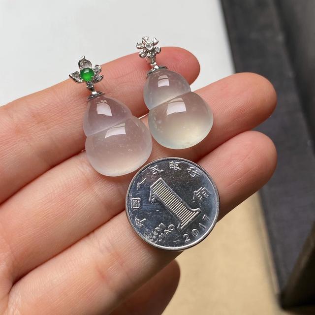 a货翡翠挂件价格2克a货翡翠吊坠价格-第1张图片-翡翠网 a货翡翠挂件价格2克a货翡翠吊坠价格-第1张图片-翡翠网