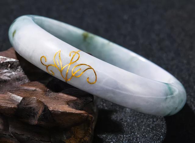翡翠雕花手镯价格低的原因翡翠手镯怎么挑-第4张图片-翡翠网 翡翠雕花手镯价格低的原因翡翠手镯怎么挑-第4张图片-翡翠网