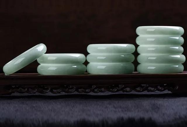翡翠雕花手镯价格低的原因翡翠手镯怎么挑-第6张图片-翡翠网 翡翠雕花手镯价格低的原因翡翠手镯怎么挑-第6张图片-翡翠网