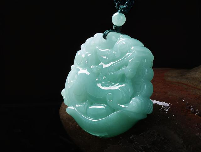 翡翠雕花手镯价格低的原因翡翠手镯怎么挑-第7张图片-翡翠网 翡翠雕花手镯价格低的原因翡翠手镯怎么挑-第7张图片-翡翠网