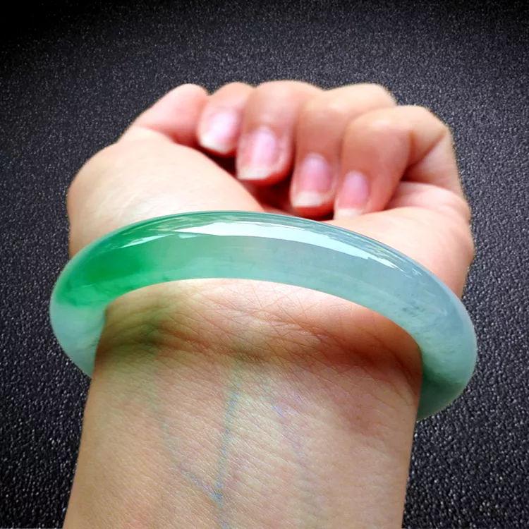 翡翠手镯文章,怎么养翡翠镯子-第1张图片-翡翠网 翡翠手镯文章,怎么养翡翠镯子-第1张图片-翡翠网