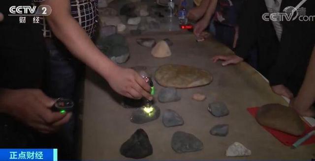 3500万巨型翡翠原石曝光,翡翠原石1300万-第17张图片-翡翠网 3500万巨型翡翠原石曝光,翡翠原石1300万-第17张图片-翡翠网