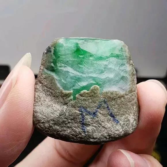 南莫翡翠原石的皮壳特点,翡翠原石小料皮壳-第1张图片-翡翠网 南莫翡翠原石的皮壳特点,翡翠原石小料皮壳-第1张图片-翡翠网