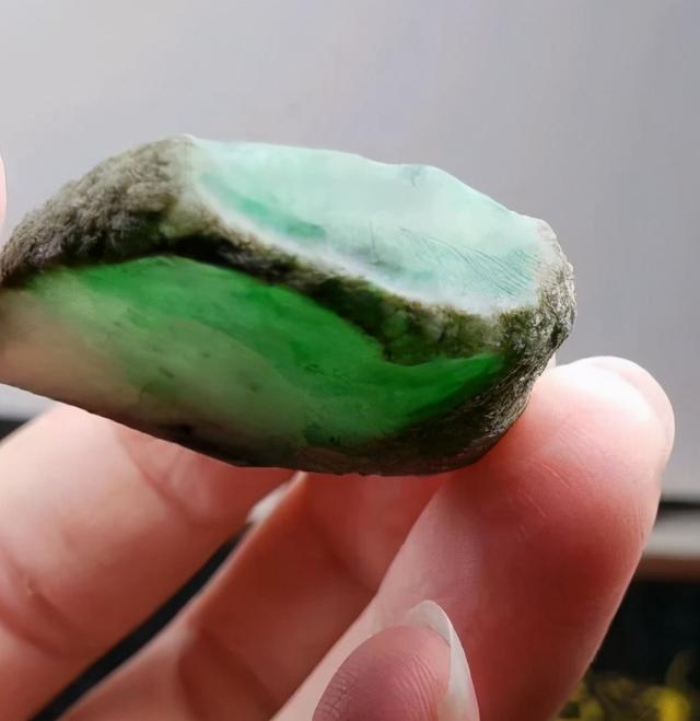 南莫翡翠原石的皮壳特点,翡翠原石小料皮壳-第2张图片-翡翠网 南莫翡翠原石的皮壳特点,翡翠原石小料皮壳-第2张图片-翡翠网