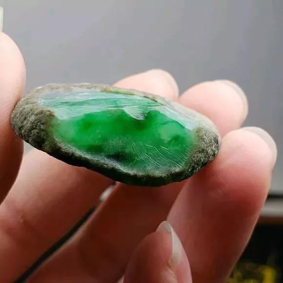 南莫翡翠原石的皮壳特点,翡翠原石小料皮壳-第3张图片-翡翠网 南莫翡翠原石的皮壳特点,翡翠原石小料皮壳-第3张图片-翡翠网