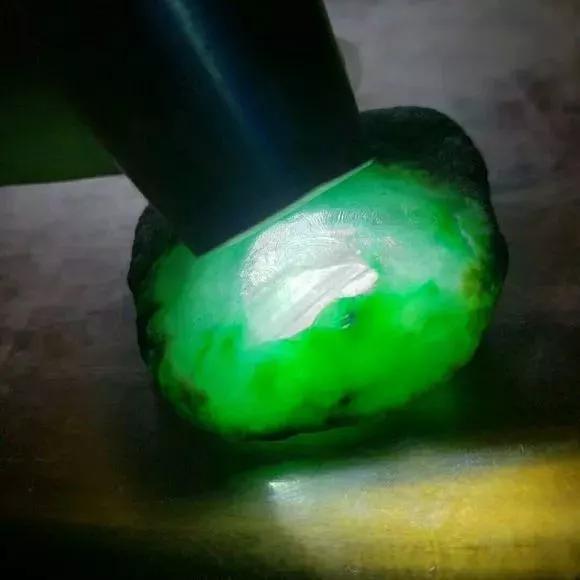 南莫翡翠原石的皮壳特点,翡翠原石小料皮壳-第4张图片-翡翠网 南莫翡翠原石的皮壳特点,翡翠原石小料皮壳-第4张图片-翡翠网