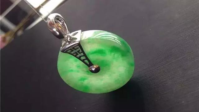 南莫翡翠原石的皮壳特点,翡翠原石小料皮壳-第5张图片-翡翠网 南莫翡翠原石的皮壳特点,翡翠原石小料皮壳-第5张图片-翡翠网