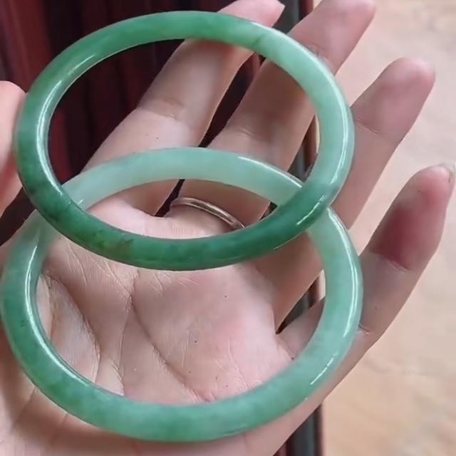 梦见包里有很多翡翠镯子,梦见戴翡翠手镯-第6张图片-翡翠网 梦见包里有很多翡翠镯子,梦见戴翡翠手镯-第6张图片-翡翠网