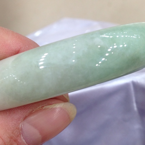 翡翠手镯里有裂痕,带有裂纹的翡翠不吉利-第1张图片-翡翠网 翡翠手镯里有裂痕,带有裂纹的翡翠不吉利-第1张图片-翡翠网