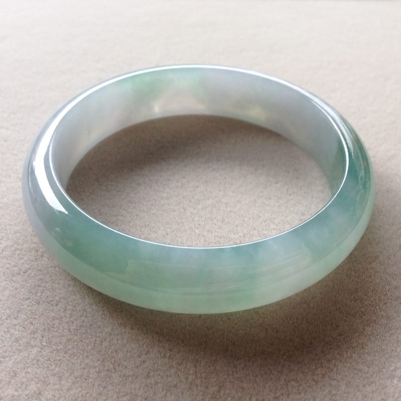 翡翠手镯里有裂痕,带有裂纹的翡翠不吉利-第2张图片-翡翠网 翡翠手镯里有裂痕,带有裂纹的翡翠不吉利-第2张图片-翡翠网