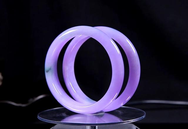 美女戴翡翠手镯图片戴翡翠手镯的男人-第2张图片-翡翠网 美女戴翡翠手镯图片戴翡翠手镯的男人-第2张图片-翡翠网