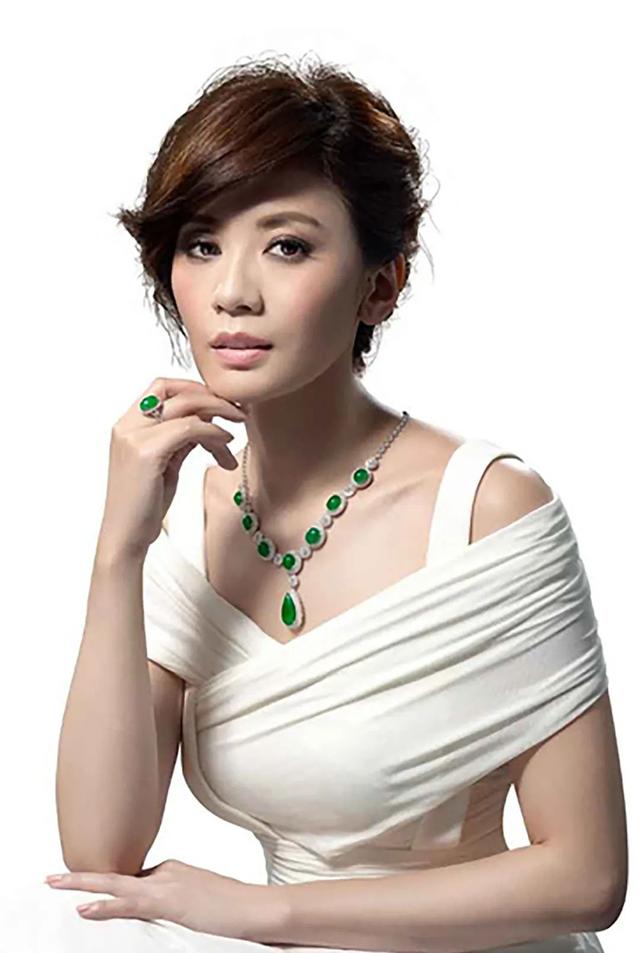 美女戴翡翠手镯图片戴翡翠手镯的男人-第4张图片-翡翠网 美女戴翡翠手镯图片戴翡翠手镯的男人-第4张图片-翡翠网