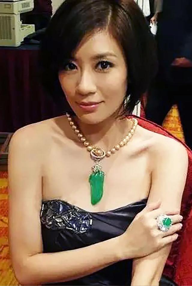 美女戴翡翠手镯图片戴翡翠手镯的男人-第5张图片-翡翠网 美女戴翡翠手镯图片戴翡翠手镯的男人-第5张图片-翡翠网