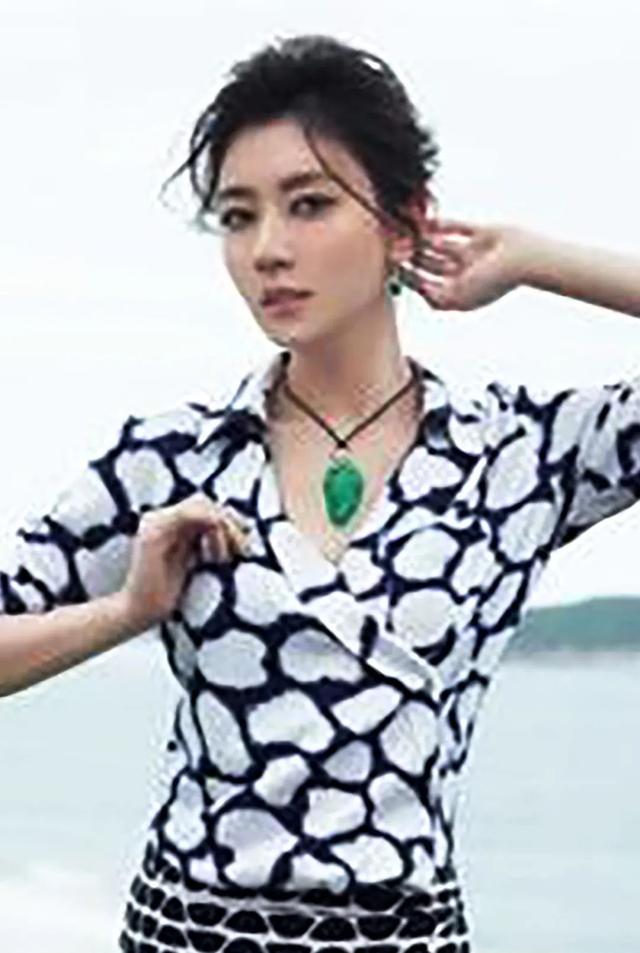 美女戴翡翠手镯图片戴翡翠手镯的男人-第6张图片-翡翠网 美女戴翡翠手镯图片戴翡翠手镯的男人-第6张图片-翡翠网