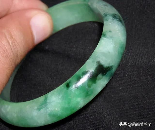 a货翡翠手镯,翡翠手镯有砂钉-第1张图片-翡翠网 a货翡翠手镯,翡翠手镯有砂钉-第1张图片-翡翠网