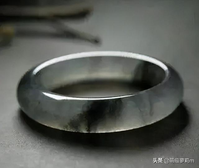 a货翡翠手镯,翡翠手镯有砂钉-第3张图片-翡翠网 a货翡翠手镯,翡翠手镯有砂钉-第3张图片-翡翠网