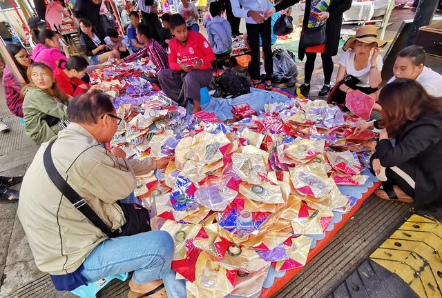 一百元有翡翠手镯吗,翡翠手镯1000元的怎么样-第1张图片-翡翠网 一百元有翡翠手镯吗,翡翠手镯1000元的怎么样-第1张图片-翡翠网