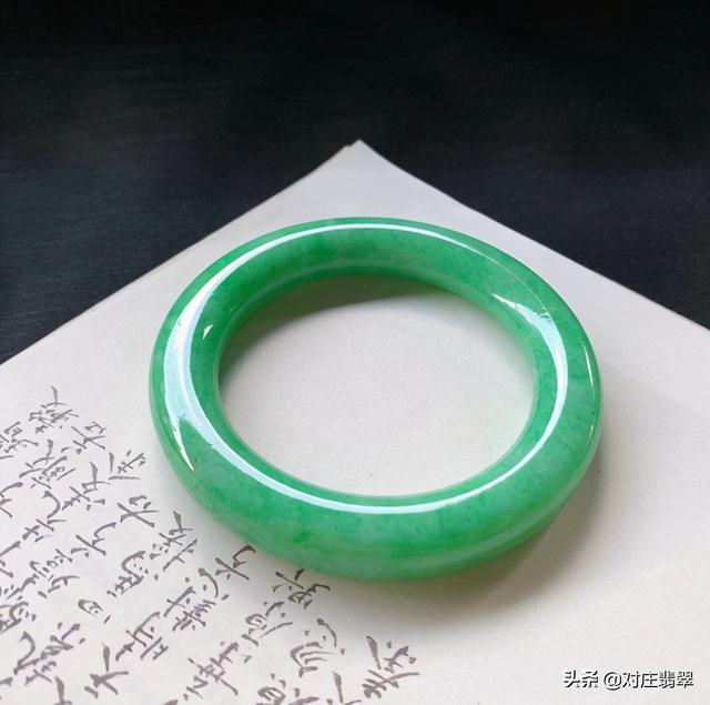 冰种翡翠手镯白底墨绿翡翠手镯-第5张图片-翡翠网 冰种翡翠手镯白底墨绿翡翠手镯-第5张图片-翡翠网