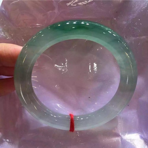 缅甸祖母绿满绿翡翠玉手镯,缅甸冰种翡翠手镯价格-第2张图片-翡翠网 缅甸祖母绿满绿翡翠玉手镯,缅甸冰种翡翠手镯价格-第2张图片-翡翠网