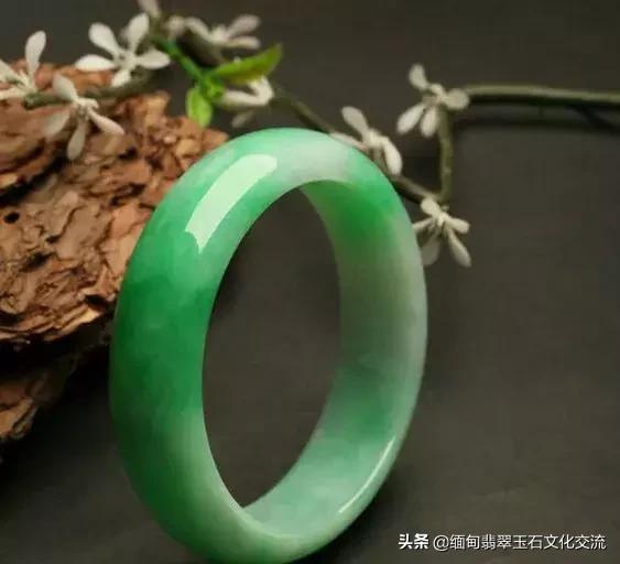翡翠镯子报价如何介绍翡翠手镯-第49张图片-翡翠网 翡翠镯子报价如何介绍翡翠手镯-第49张图片-翡翠网