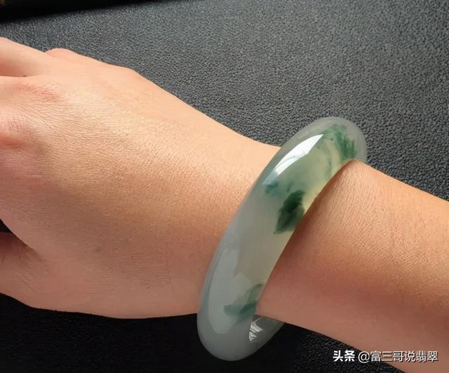 翡翠手镯翡翠玉手镯白色好还是绿色好-第5张图片-翡翠网 翡翠手镯翡翠玉手镯白色好还是绿色好-第5张图片-翡翠网