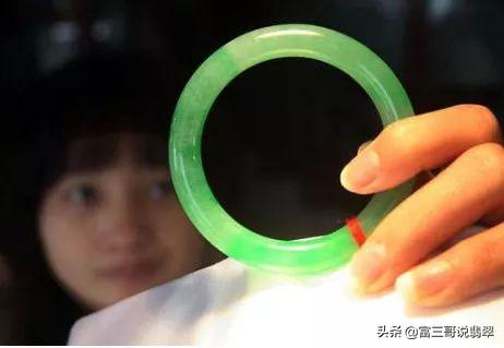 翡翠手镯翡翠玉手镯白色好还是绿色好-第11张图片-翡翠网 翡翠手镯翡翠玉手镯白色好还是绿色好-第11张图片-翡翠网