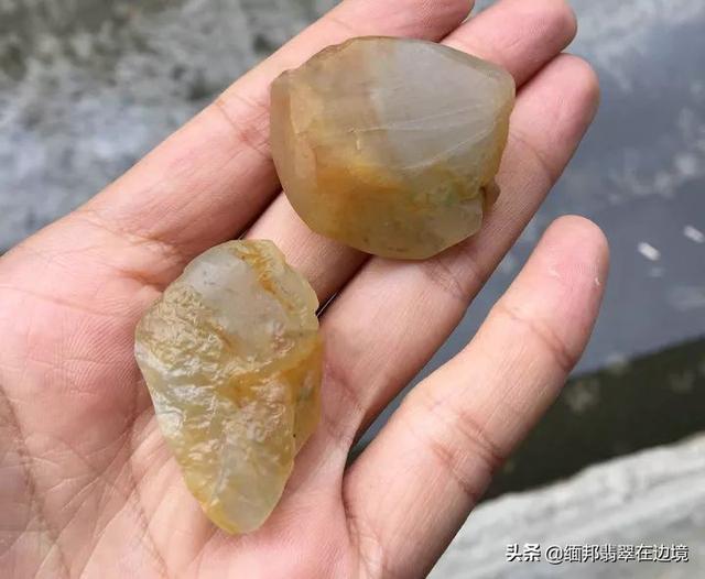 黄盐沙翡翠原石视频台湾翡翠原石翻沙-第1张图片-翡翠网 黄盐沙翡翠原石视频台湾翡翠原石翻沙-第1张图片-翡翠网