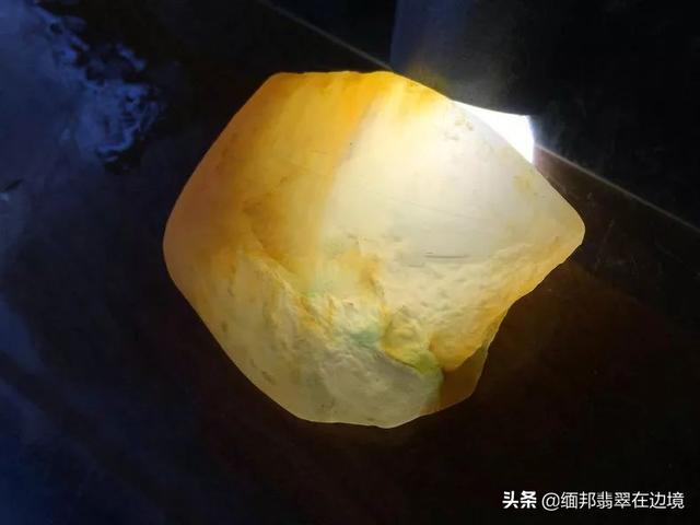 黄盐沙翡翠原石视频台湾翡翠原石翻沙-第4张图片-翡翠网 黄盐沙翡翠原石视频台湾翡翠原石翻沙-第4张图片-翡翠网