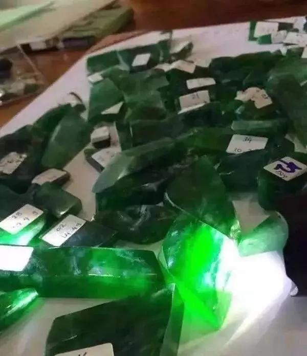 翡翠原石奇迹视频翡翠原石哪有-第8张图片-翡翠网 翡翠原石奇迹视频翡翠原石哪有-第8张图片-翡翠网